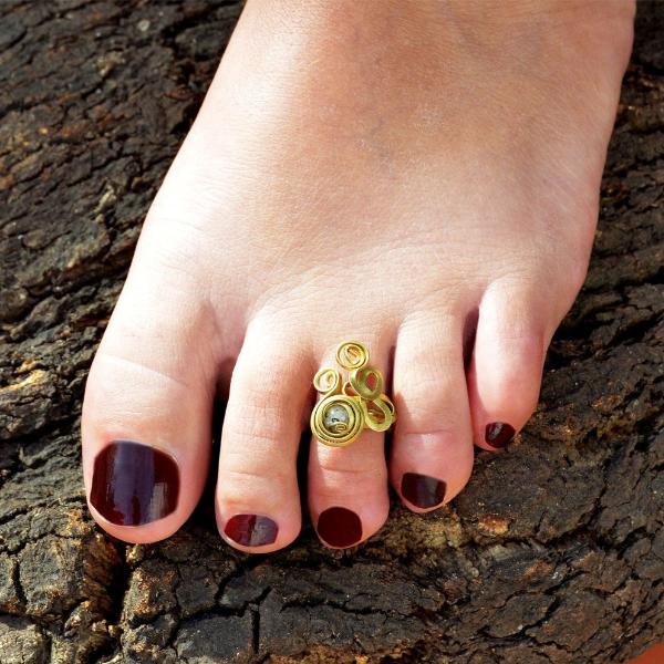 Gold toe ring with stone