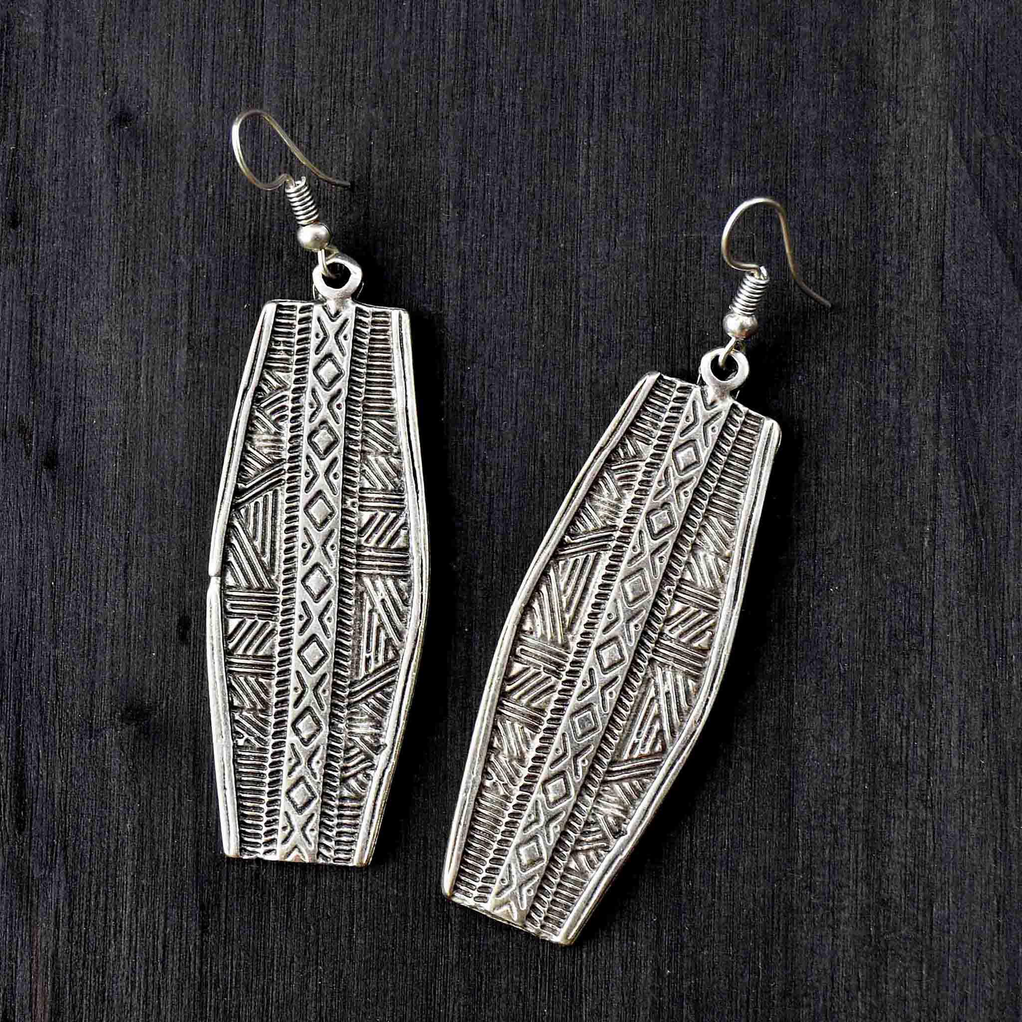 Long african earrings with engraved geometric motifs