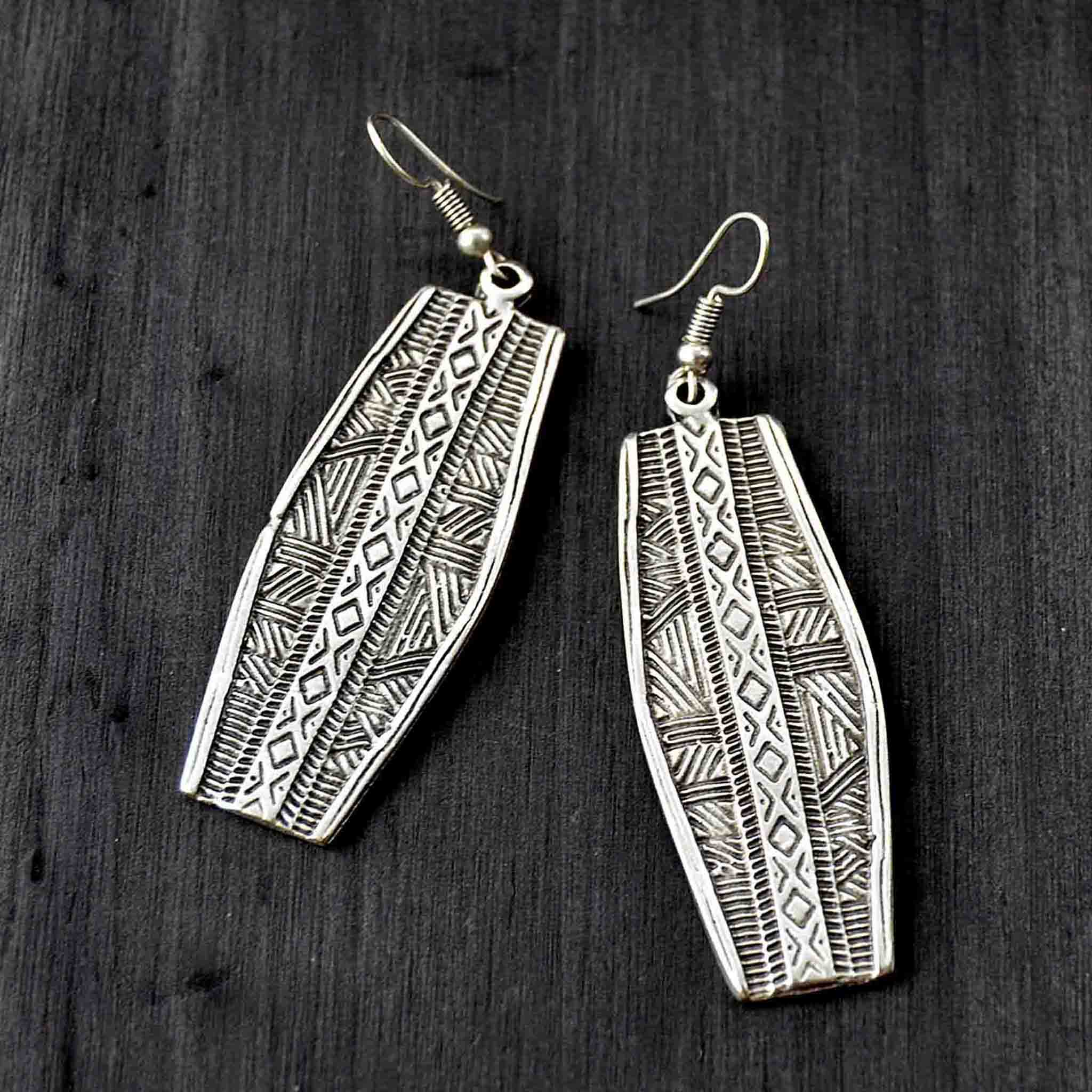 Silver long earrings with engraved geometric motifs