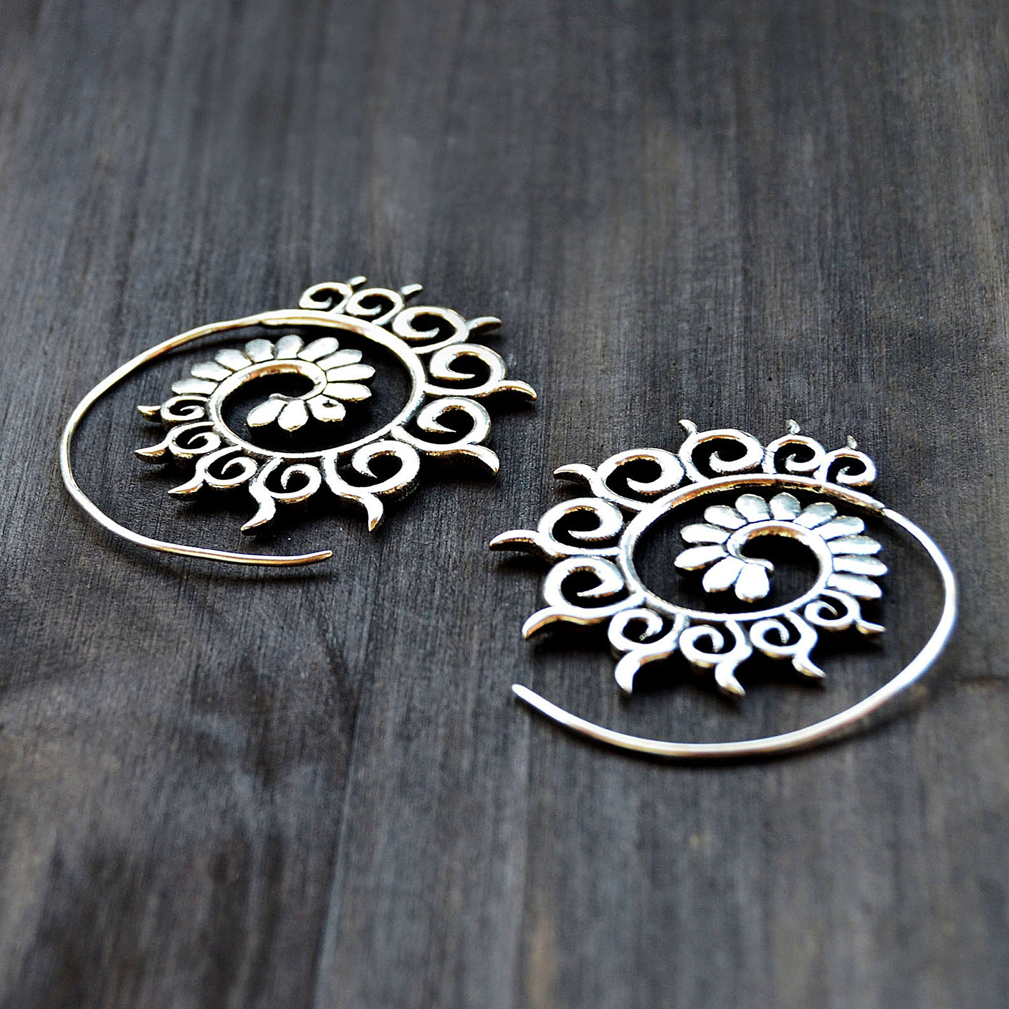 Spiral circle earrings