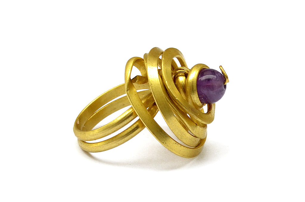 Gold toe ring with stone