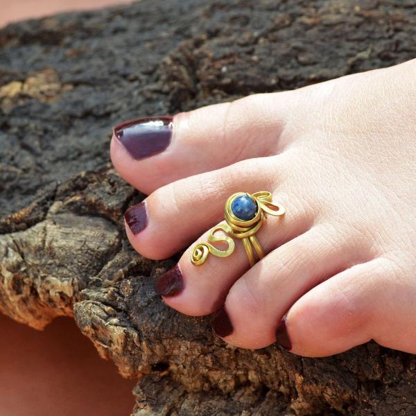 Toe ring with blue stone