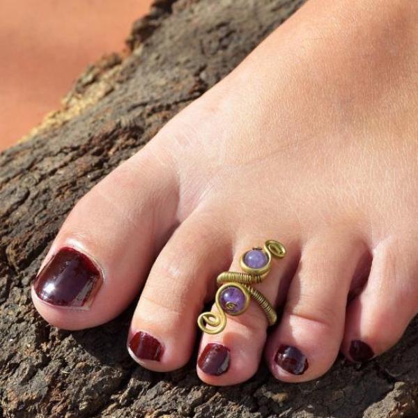 Toe ring with amethyst