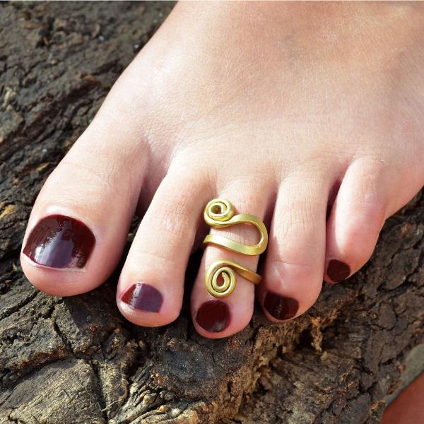 Spiral gold toe ring